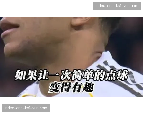 特写：终场哨响，落败的年轻门将掩面而坐，队长上前安慰。