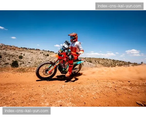 团队的力量：决赛中，一名车手车辆故障，对手车队机械师伸出援手助其完赛