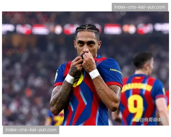 特写：历经十字韧带重伤，巴萨边锋拉菲尼亚用一记弧线传中宣告归来